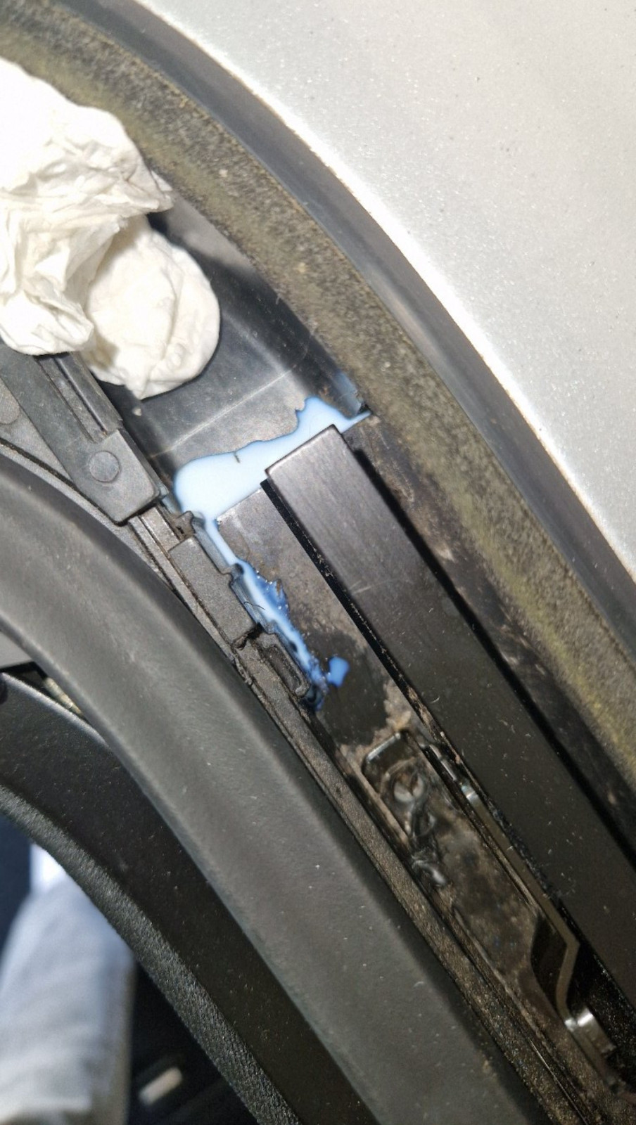 Teppich unter der Rücksitzbank nass