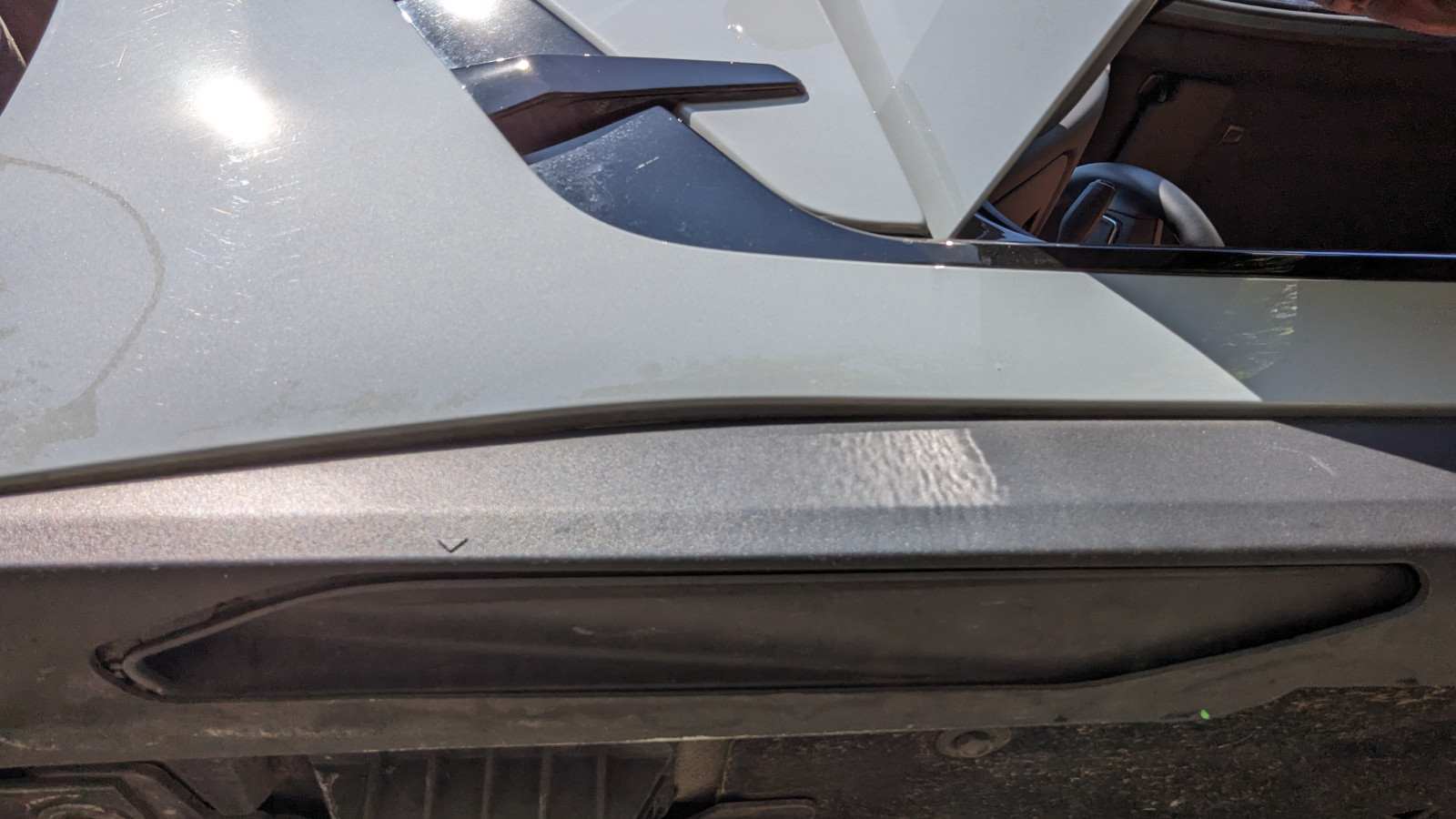 Abdeckung(en) untern am Schweller lose.