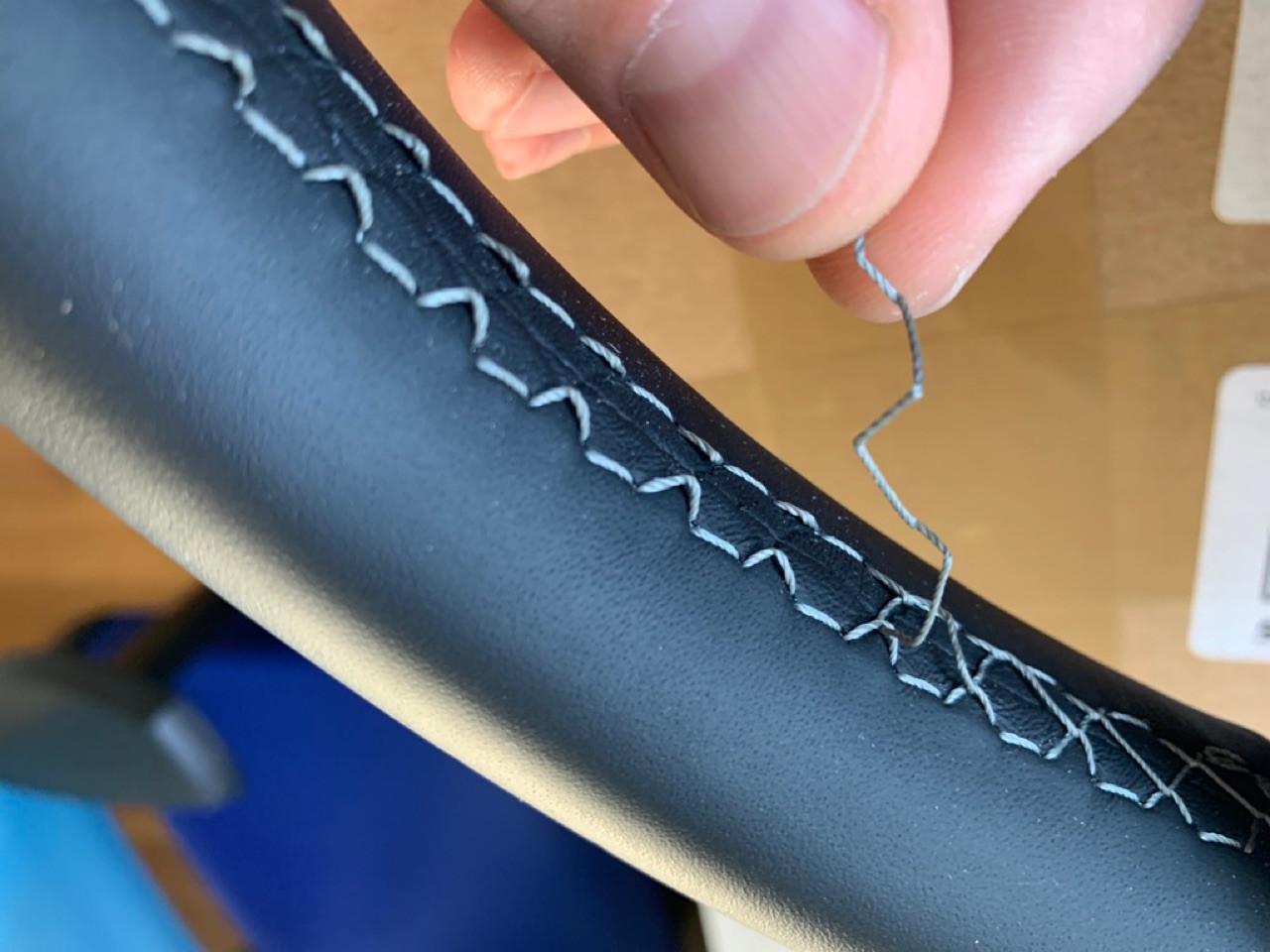 Naht am Lenkrad gerissen!