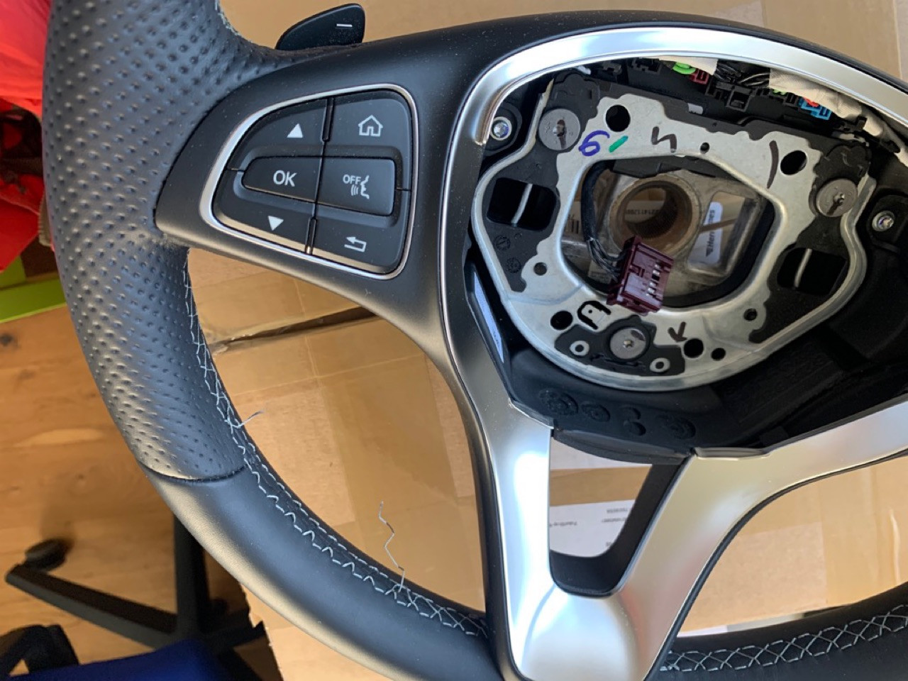 Naht am Lenkrad gerissen!