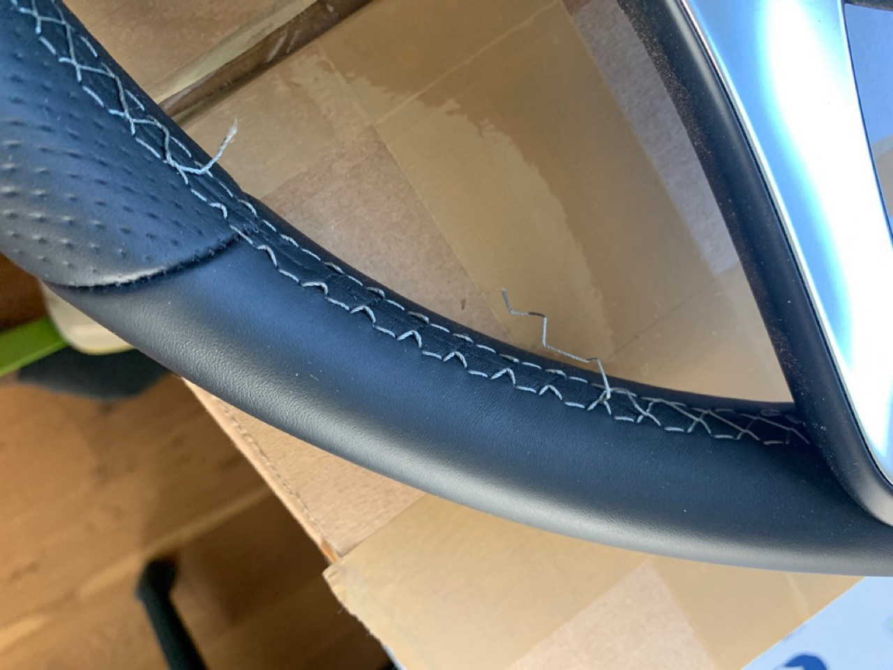 Naht am Lenkrad gerissen!