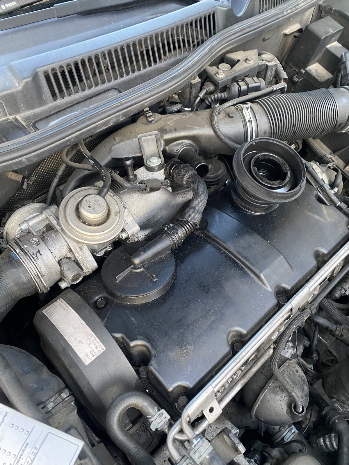 Motor verliert Öl, was sind diese beiden Teile?