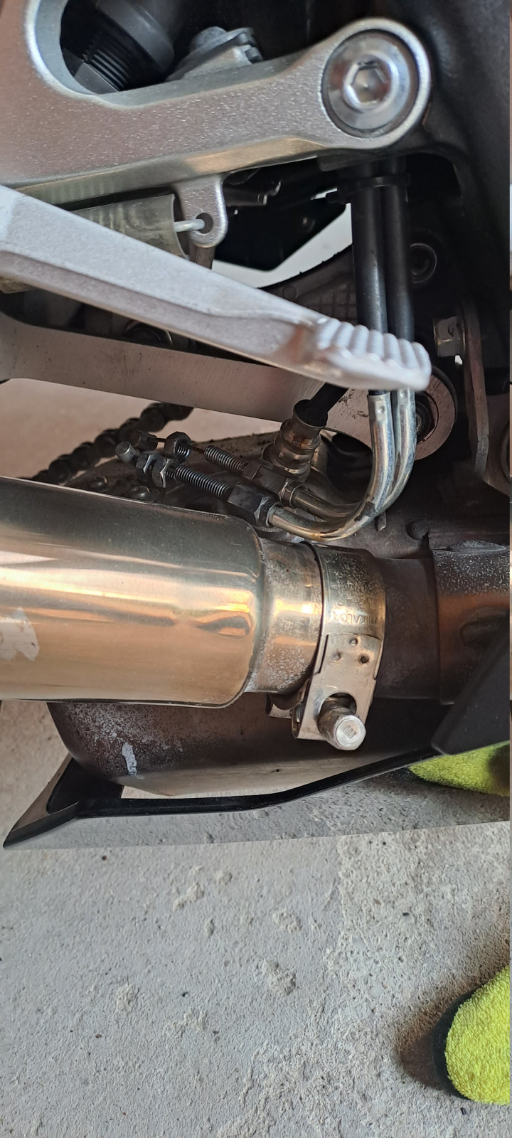 Motorrad Bremsschnur bzw Schrauben Locker?