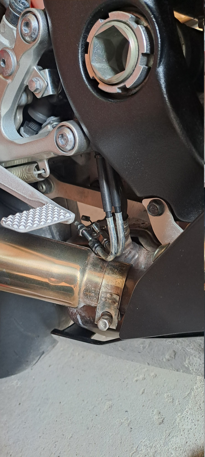 Motorrad Bremsschnur bzw Schrauben Locker?