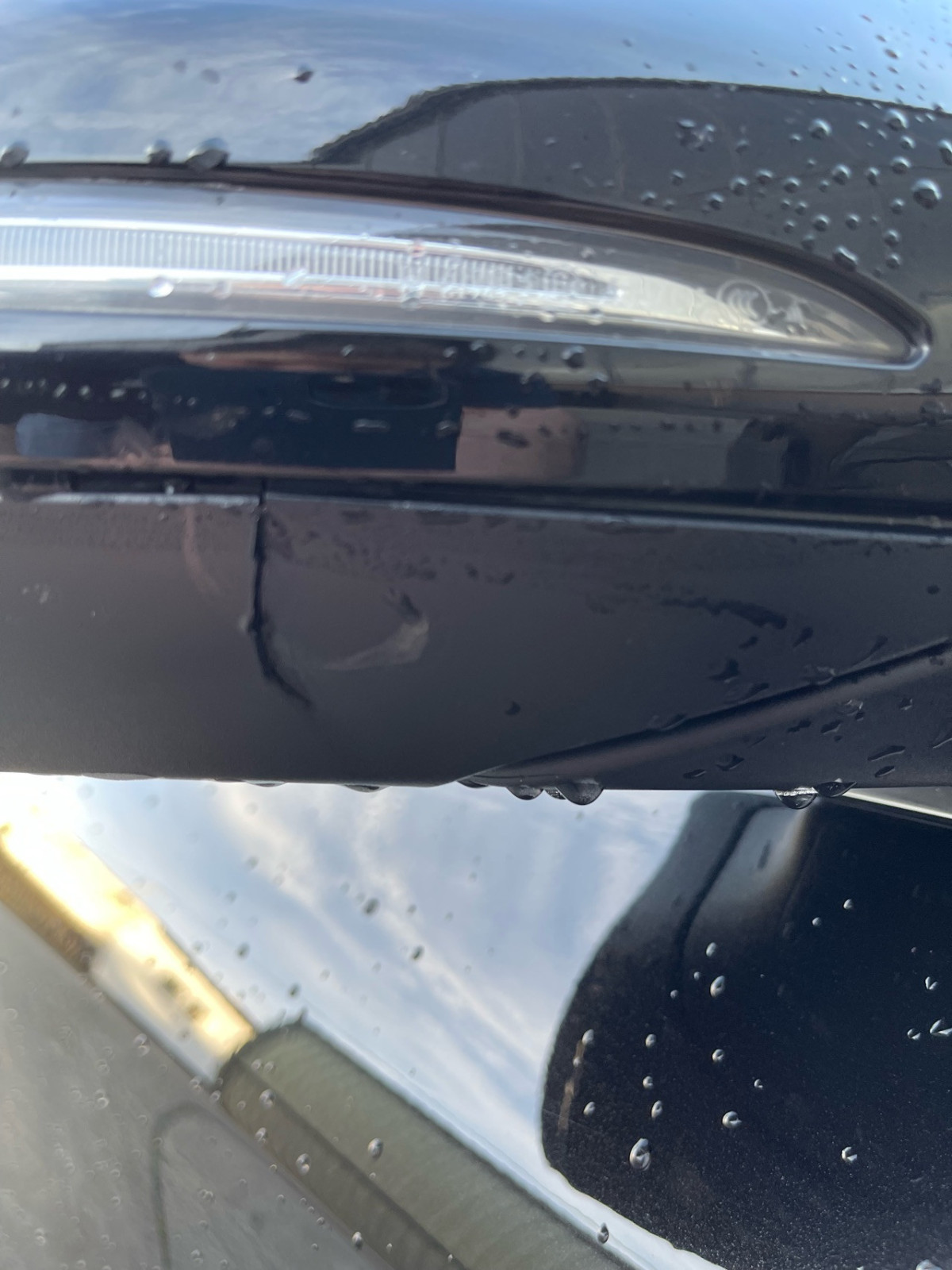 Fahrerflucht - Spiegelgehäuse gerissen