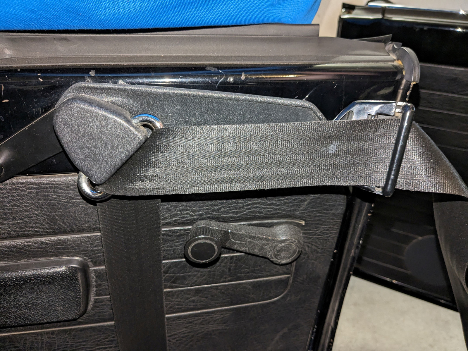 Suche Schrauben für Gurtgelenke am 77er Cabrio