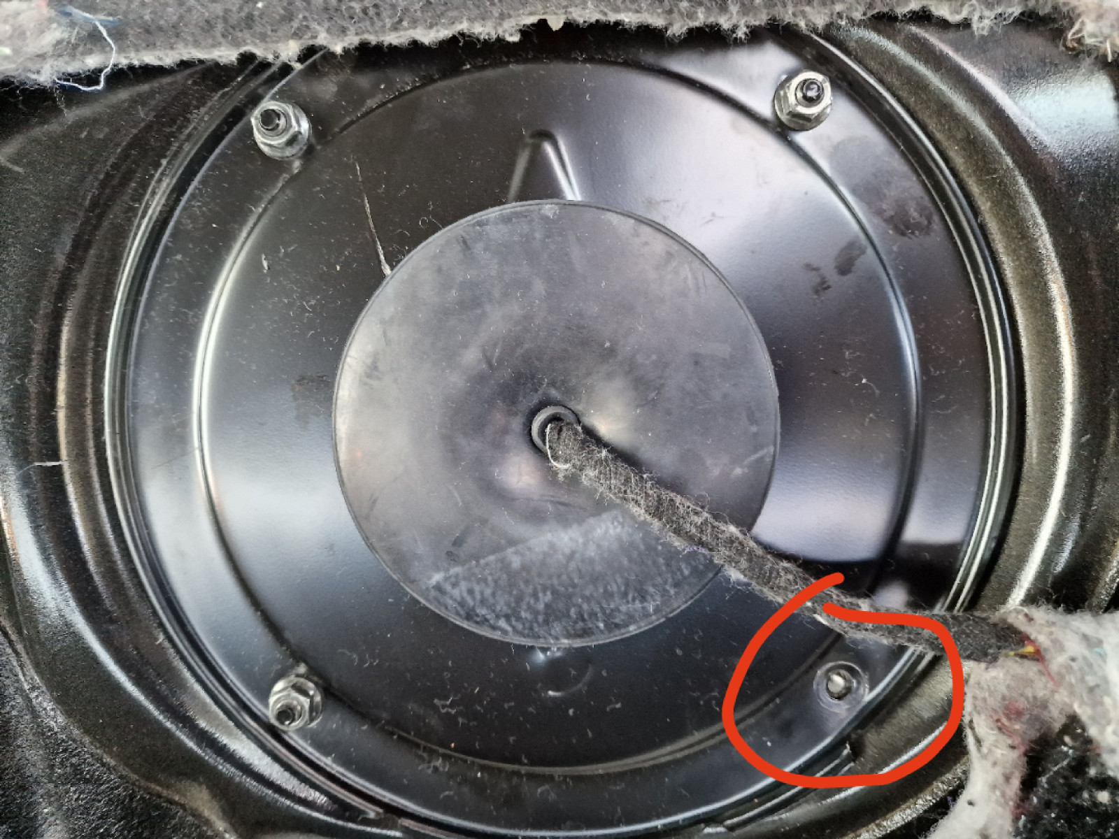 Schraube an der Abdeckung für die Benzinpumpe gerissen