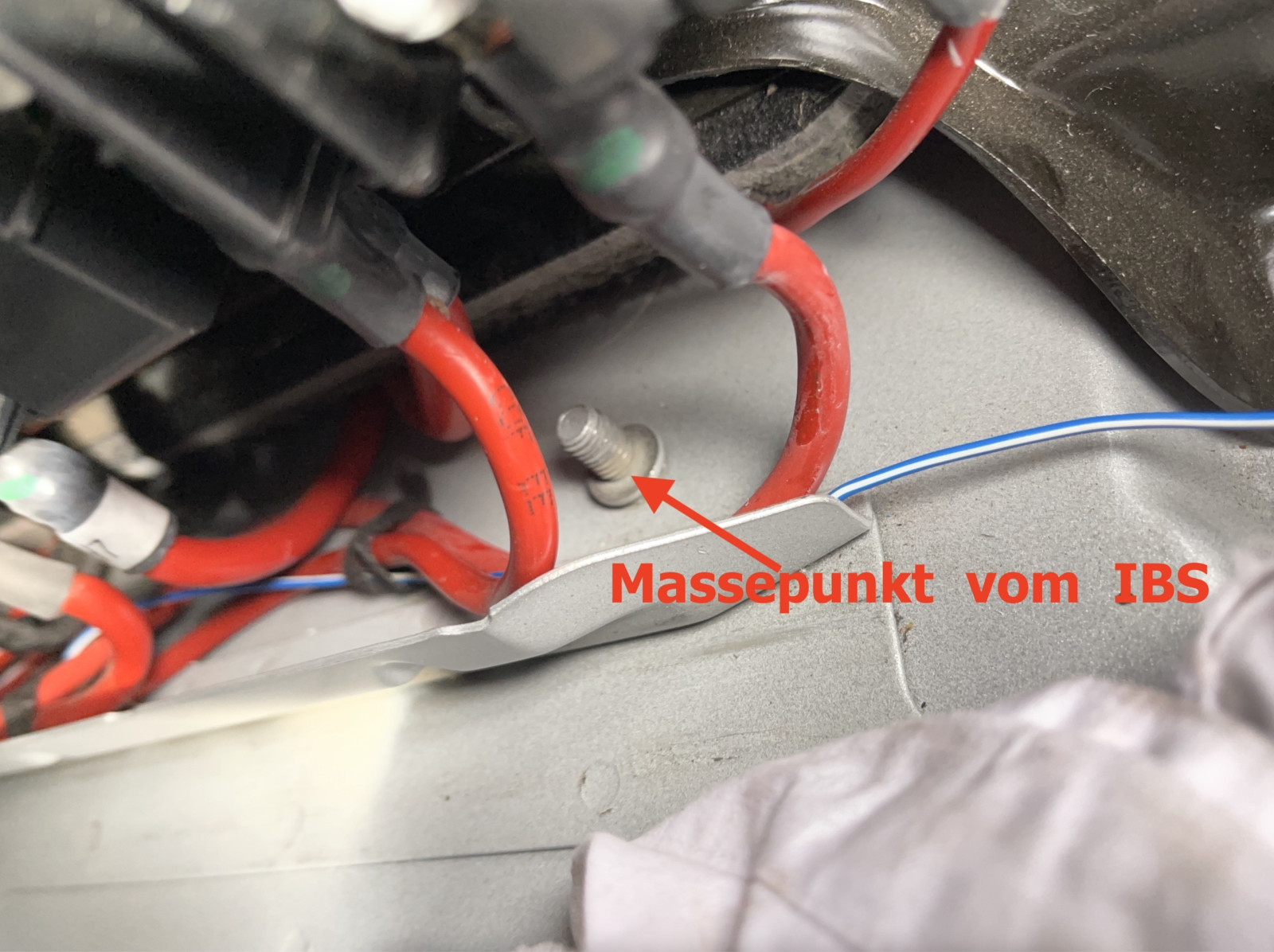 Rote Batterielampe leuchtet dauerhaft?