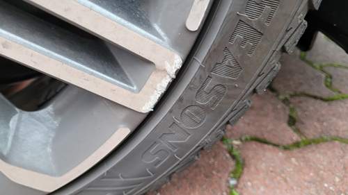 Kratzer Felge vorne rechts.jpg