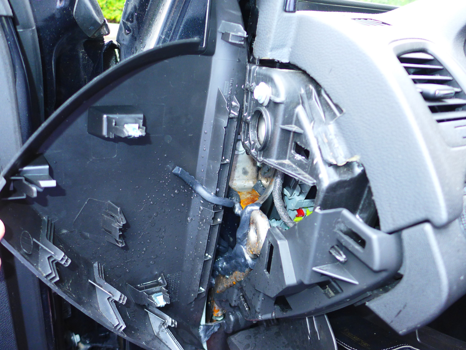 Wasser im Fussraum / hinter Cockpitblende Fahrerseite