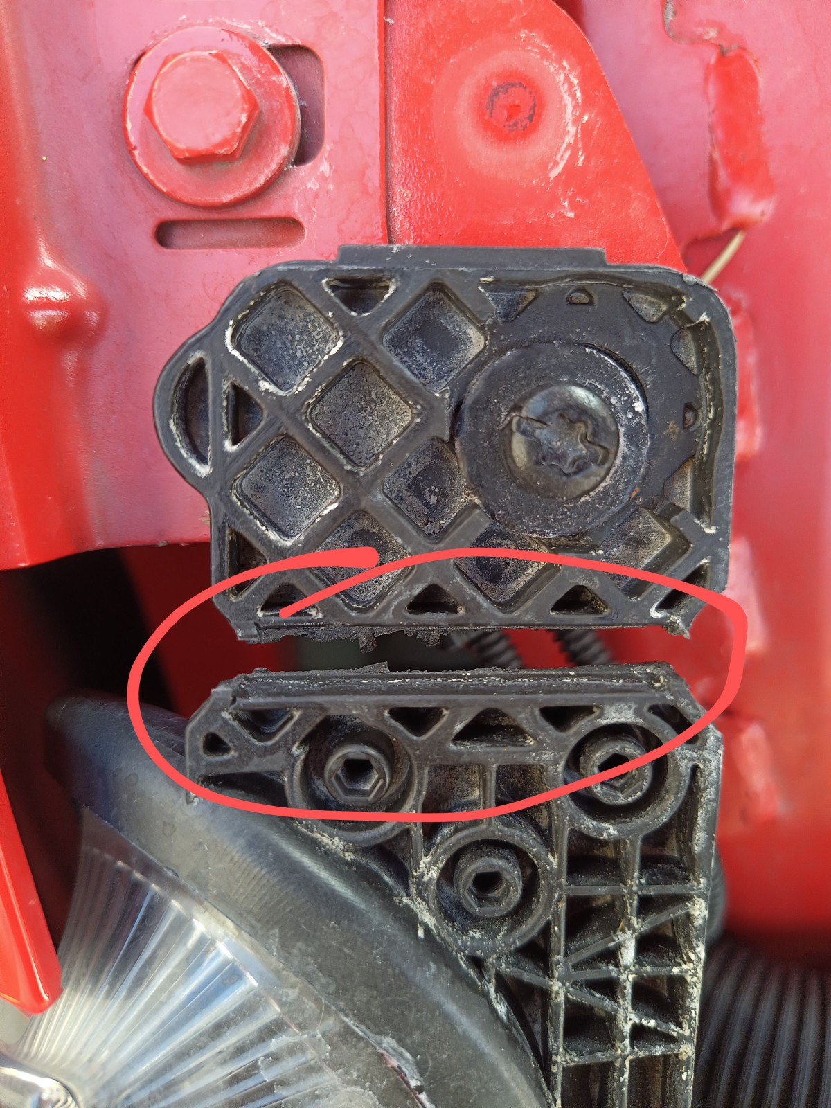 Scheinwerferhalterung gebrochen