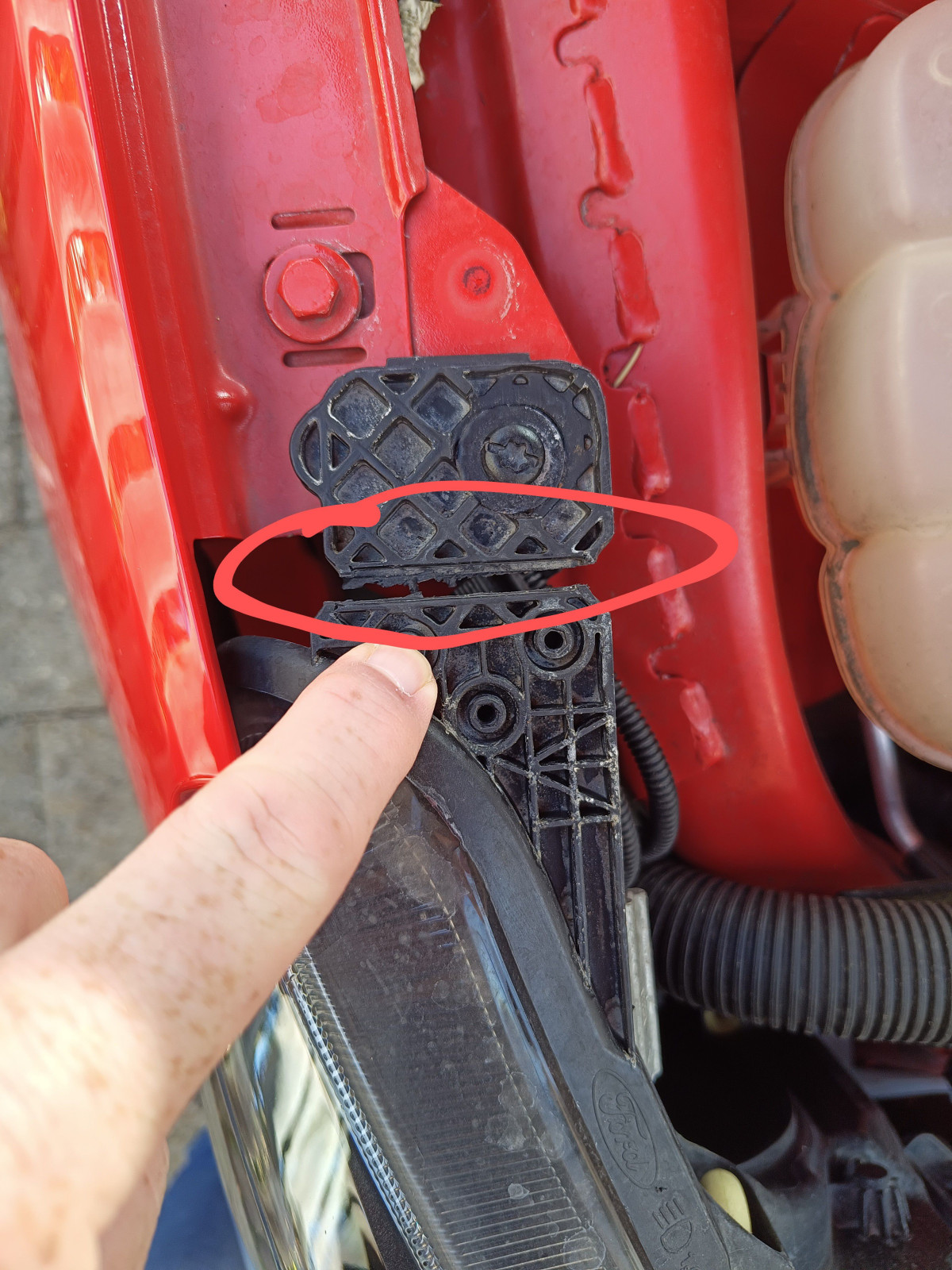 Scheinwerferhalterung gebrochen