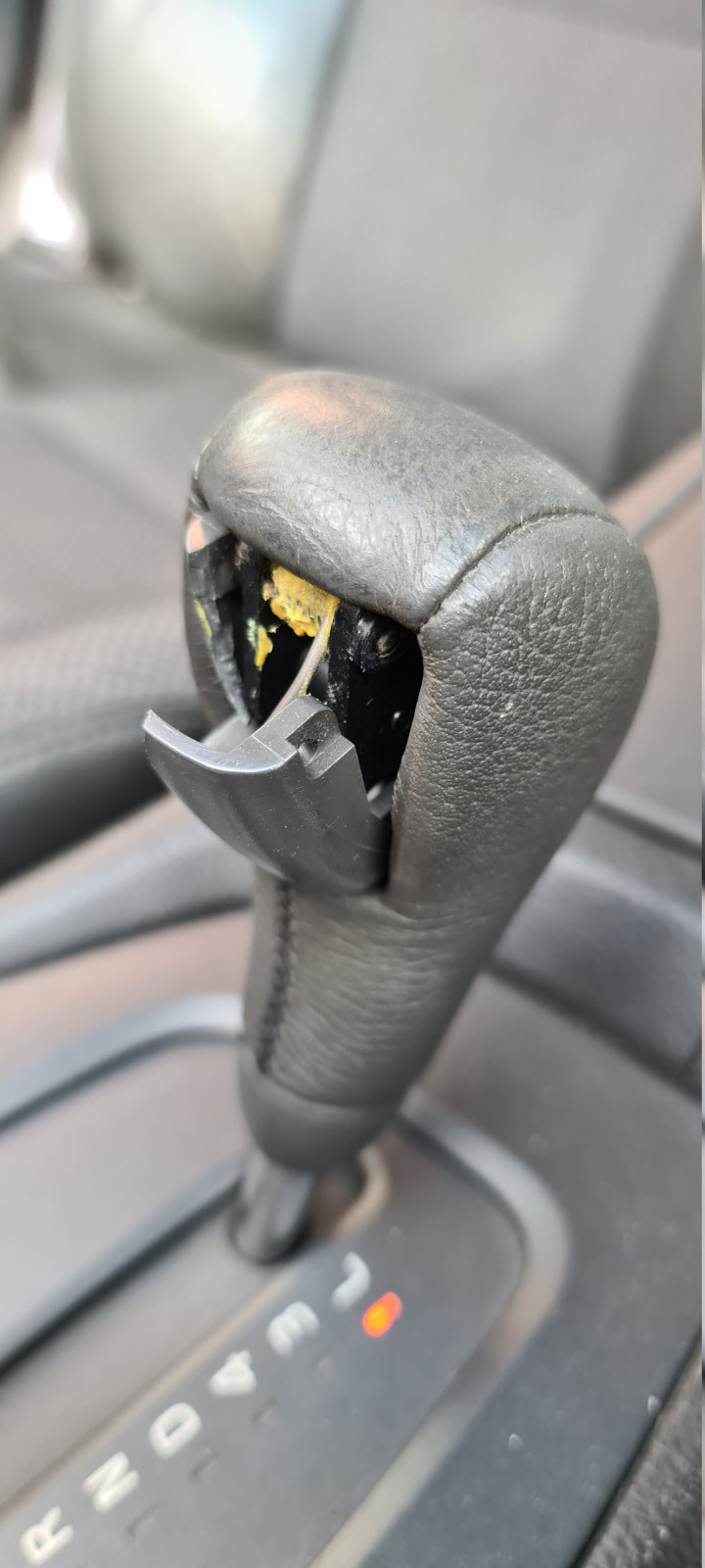 Abdeckkappe vom Taster am Automatikwählhebel tauschen S60