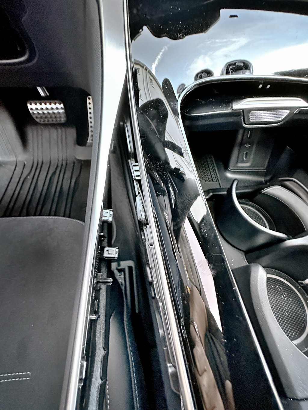 Smartphone-Halterung mit induktiver Schnellladung