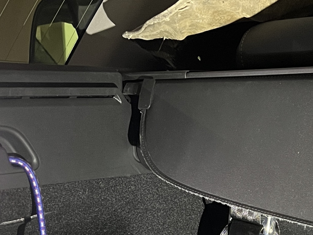 Herunterklappendes Kofferraumrollo