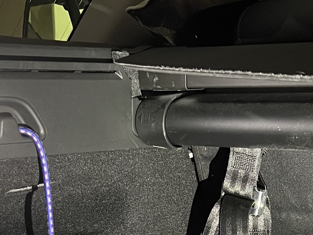 Herunterklappendes Kofferraumrollo