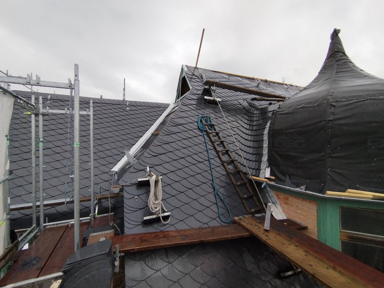 Der Schrottplatz - Spiegelsymmetrisch des Showrooms