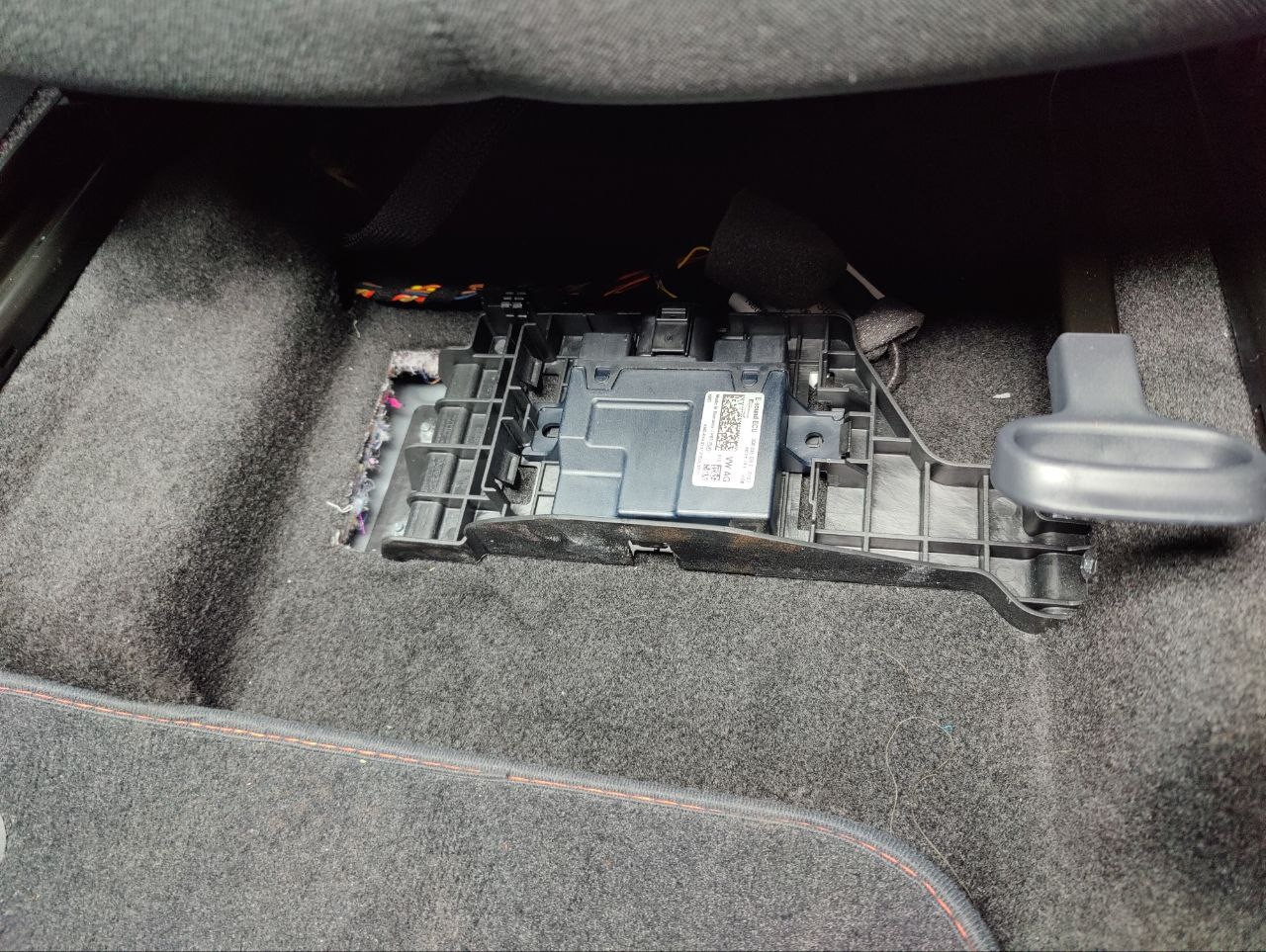 Offene Technik & Kabel im Fußraum