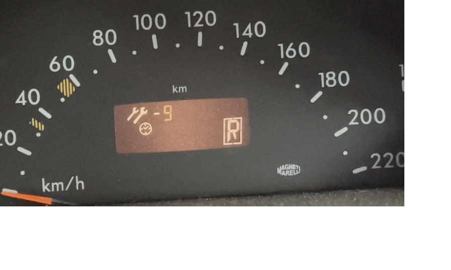 Display-Anzeige 2 Schraubenschlüssel und -9 blinkend, darunter Kreis mit 4 Pnkten und 1 Haken