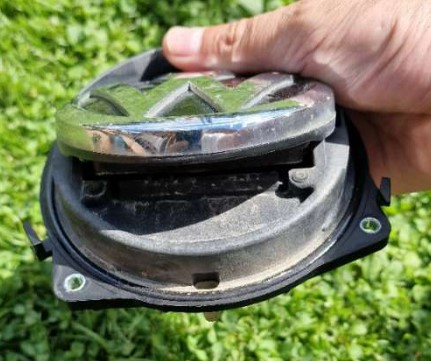 Wasser in Reserveradmulde nach Regen