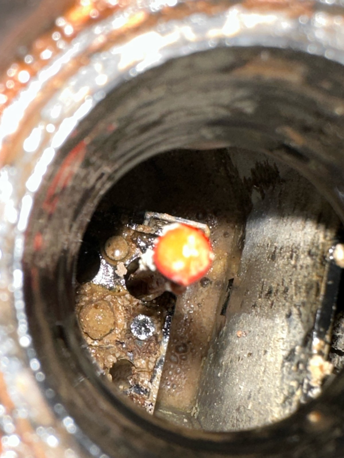 Braunes schaumiges Kühlwasser