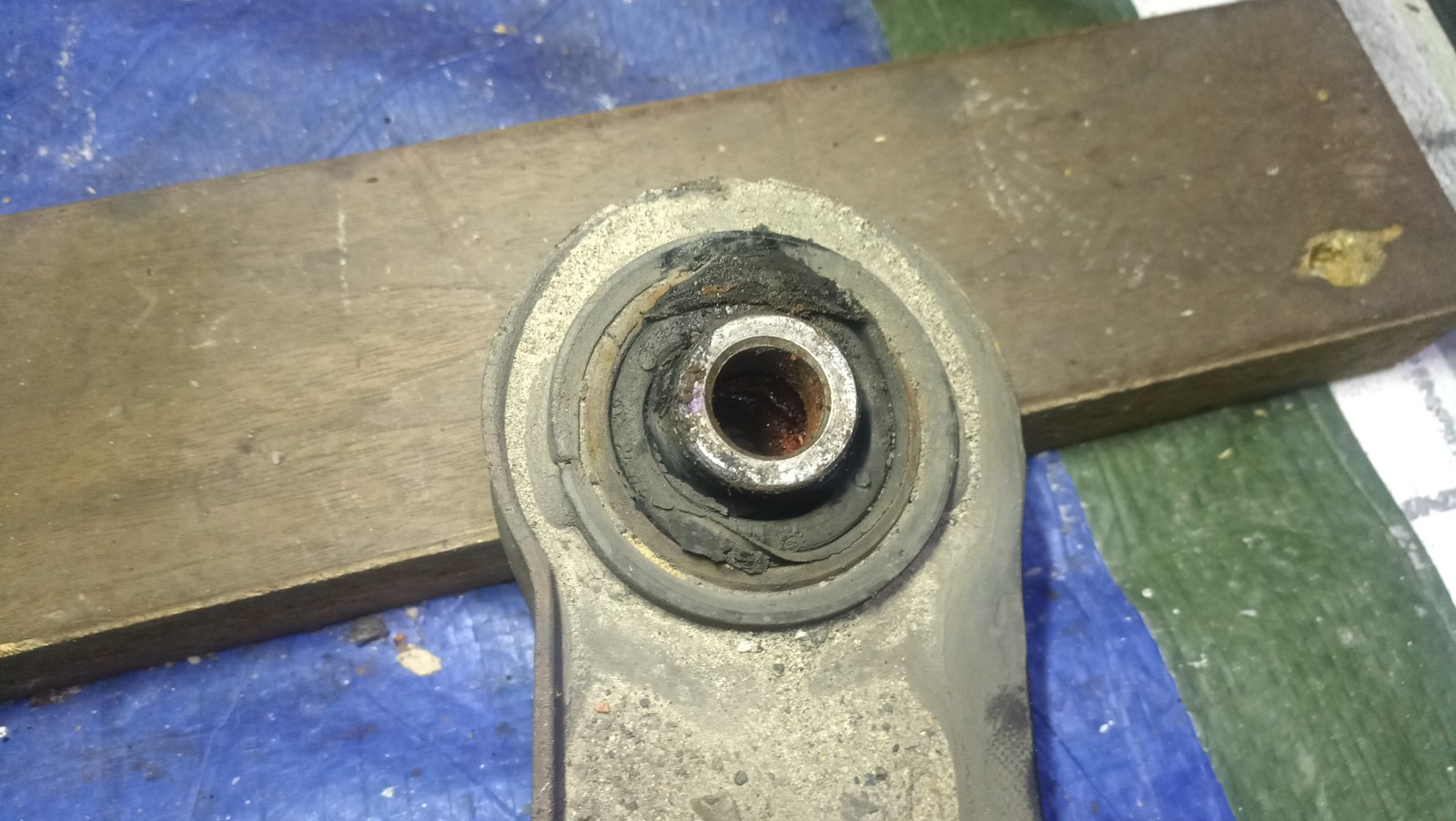 Wagen zieht nach re.Seite und dann nach li.Seite zurück....ALLEINE...!