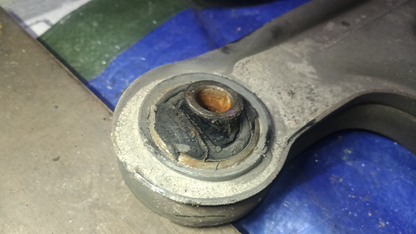 Wagen zieht nach re.Seite und dann nach li.Seite zurück....ALLEINE...!