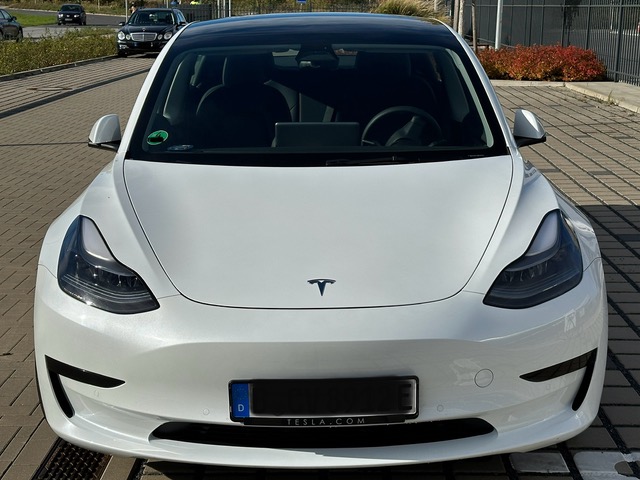 Biete Tesla Model 3 SR: 1 Jahr Leasingübernahme ohne Gewinnabsicht 421€/mtl.