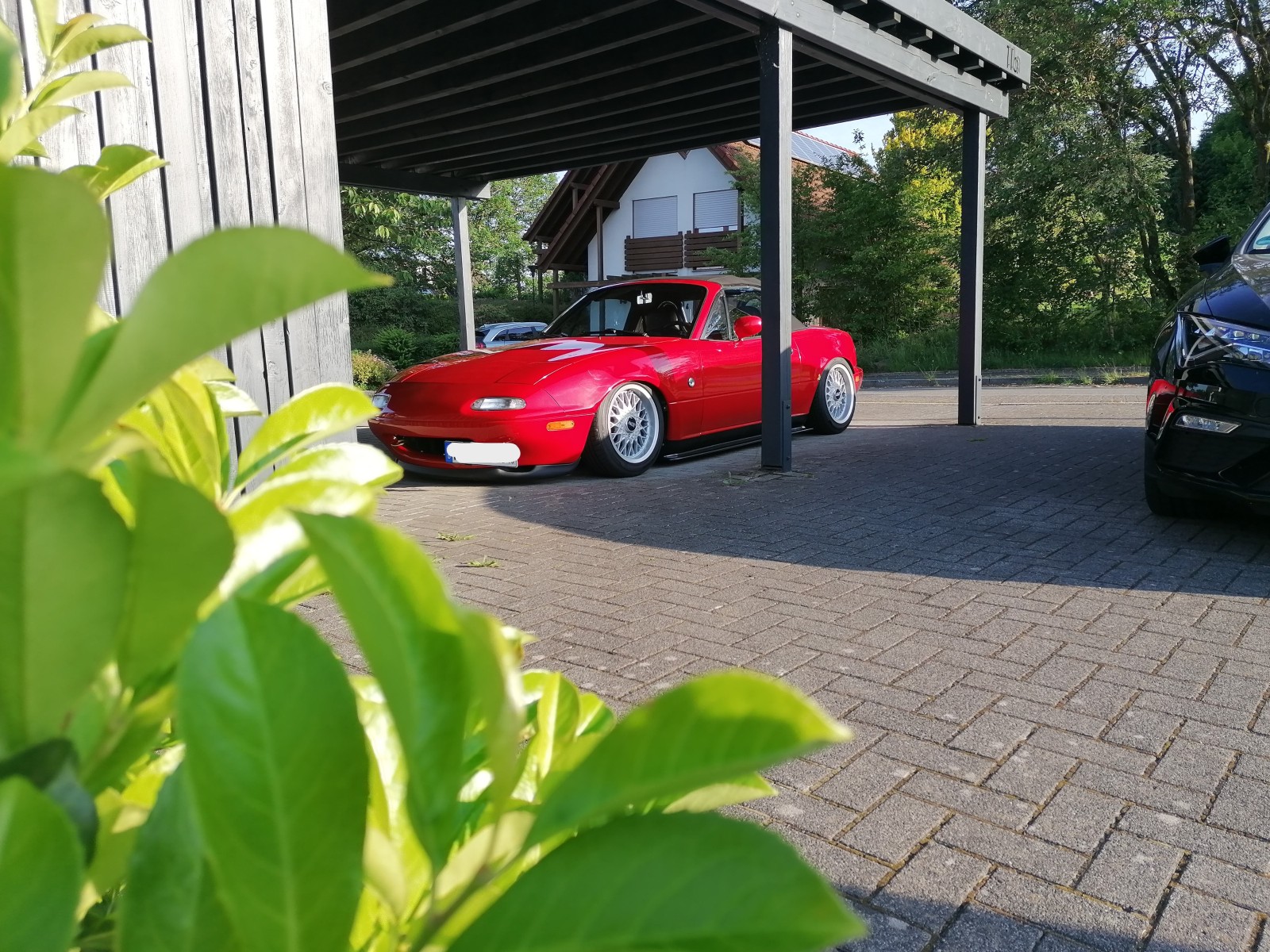 Da liegt er und lauert auf