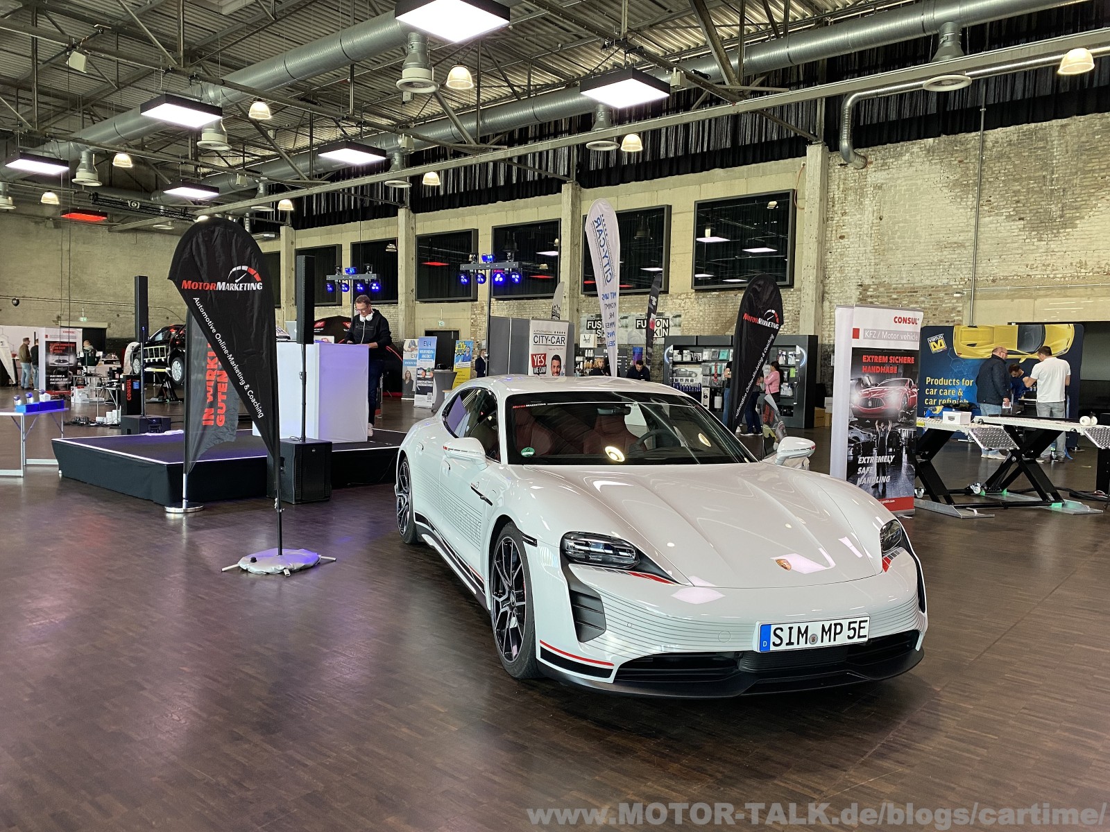 Porsche Taycan und Bühne