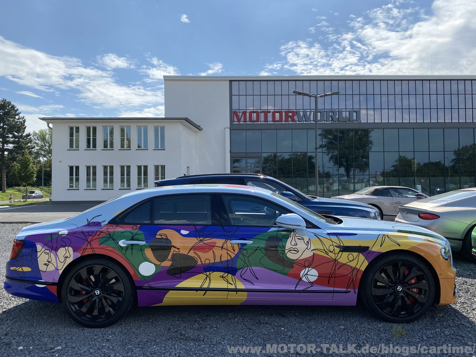 Bentley Pop Art im Innenhof