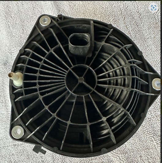 Wasser in Reserveradmulde nach Regen