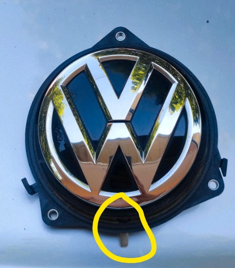 Wasser in Reserveradmulde nach Regen