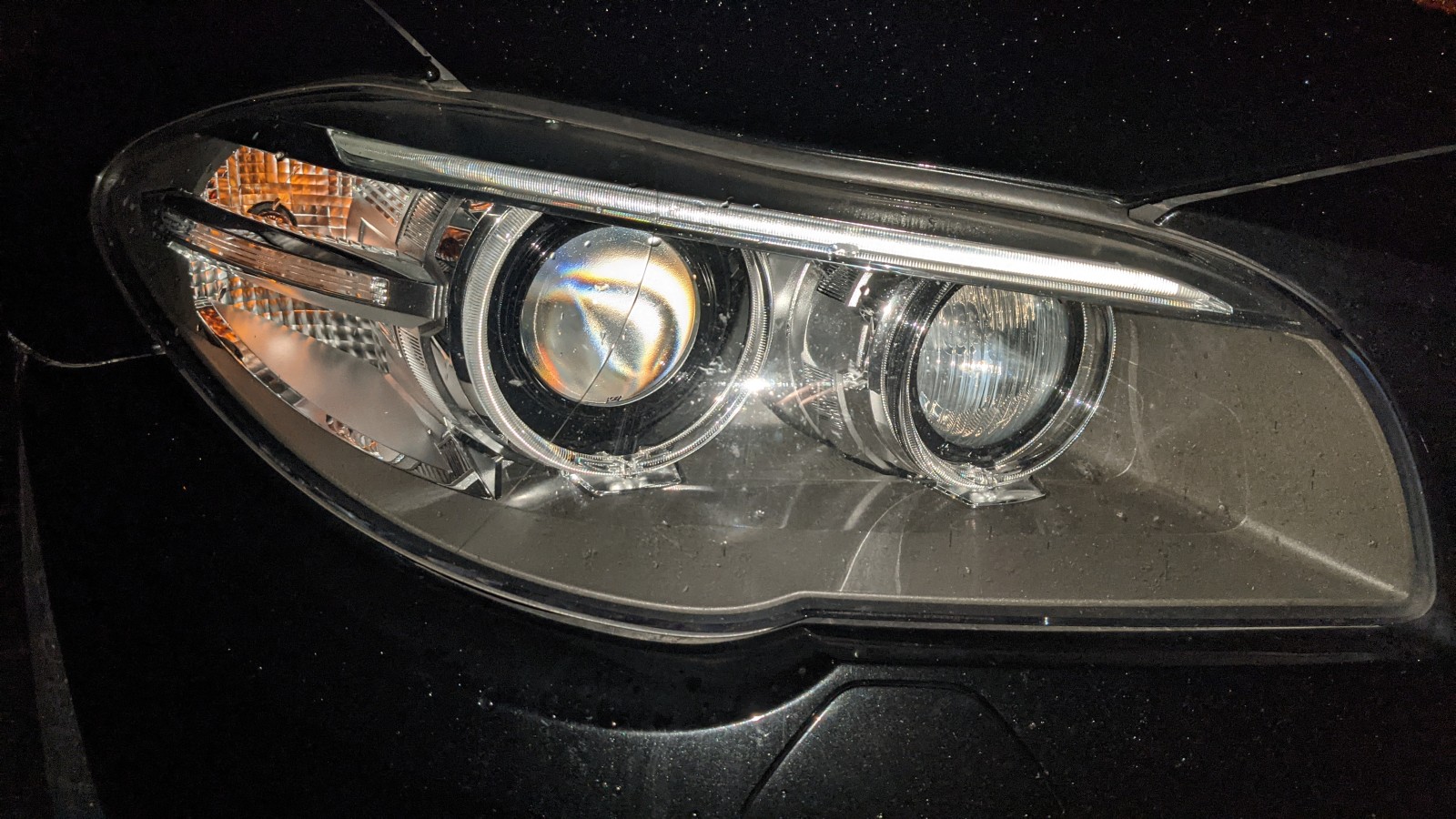 Linker Scheinwerfer undicht