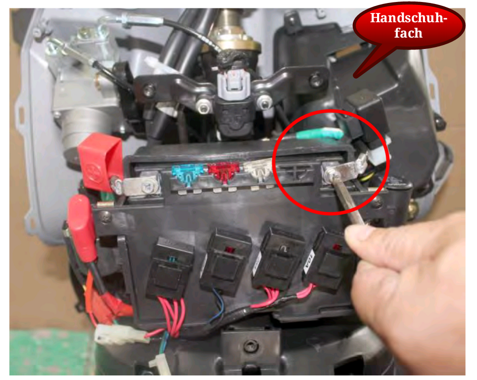 Zugang zur Batterie Kymco People S 125 ABS aus 2022