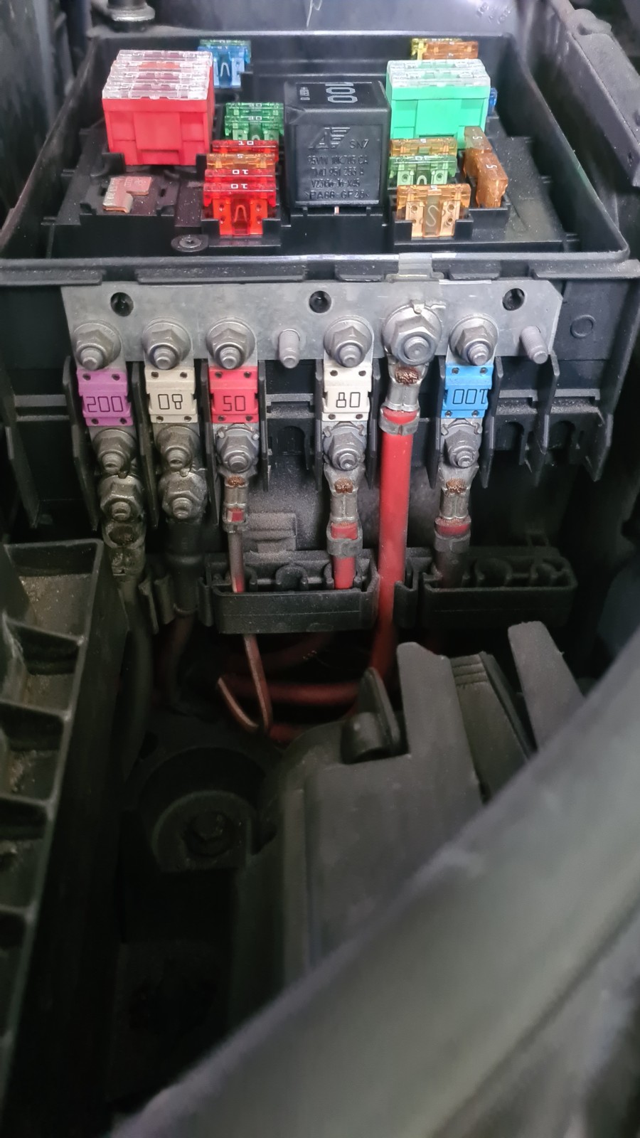 Sicherungen Motorraum testen