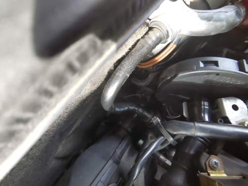 Kabel unter der Kurbelgehäuseentlüftung