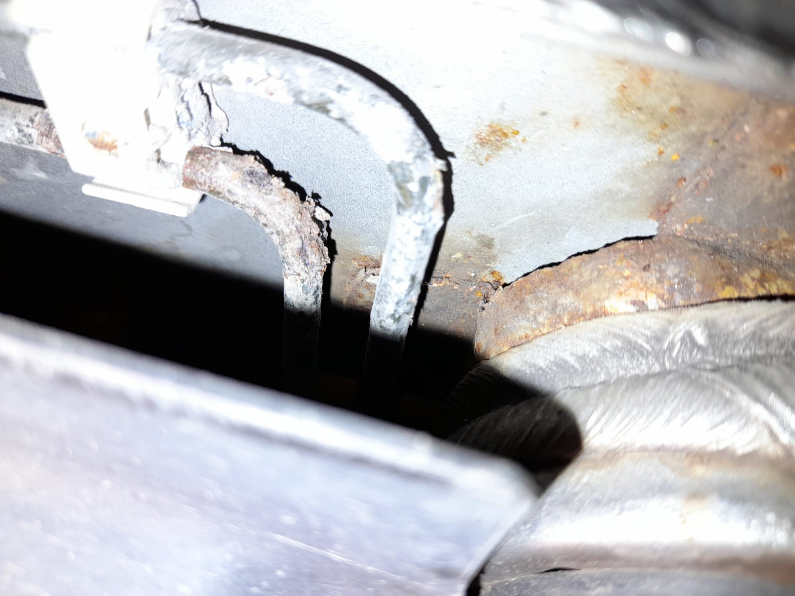 W169 kein TÜV wegen rostiger Bremsleitungen im Bereich Schweller