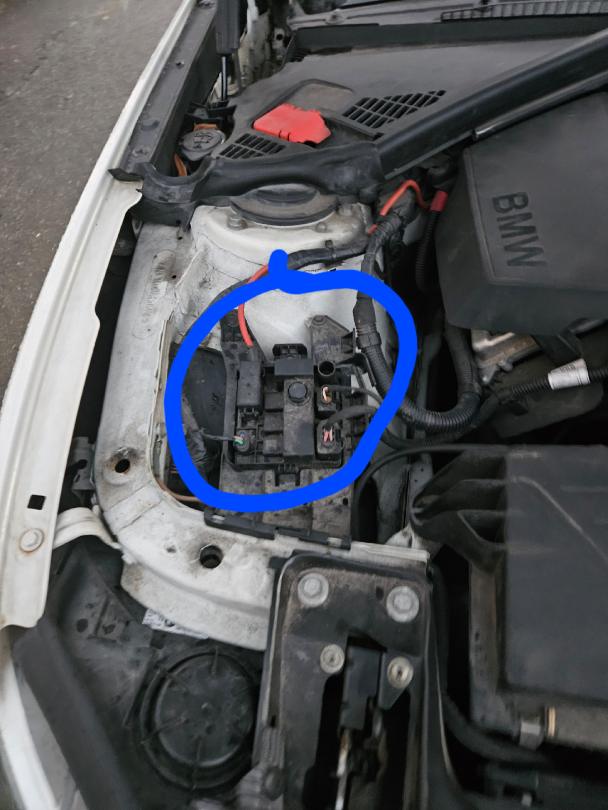 Abdeckung im Motorraum