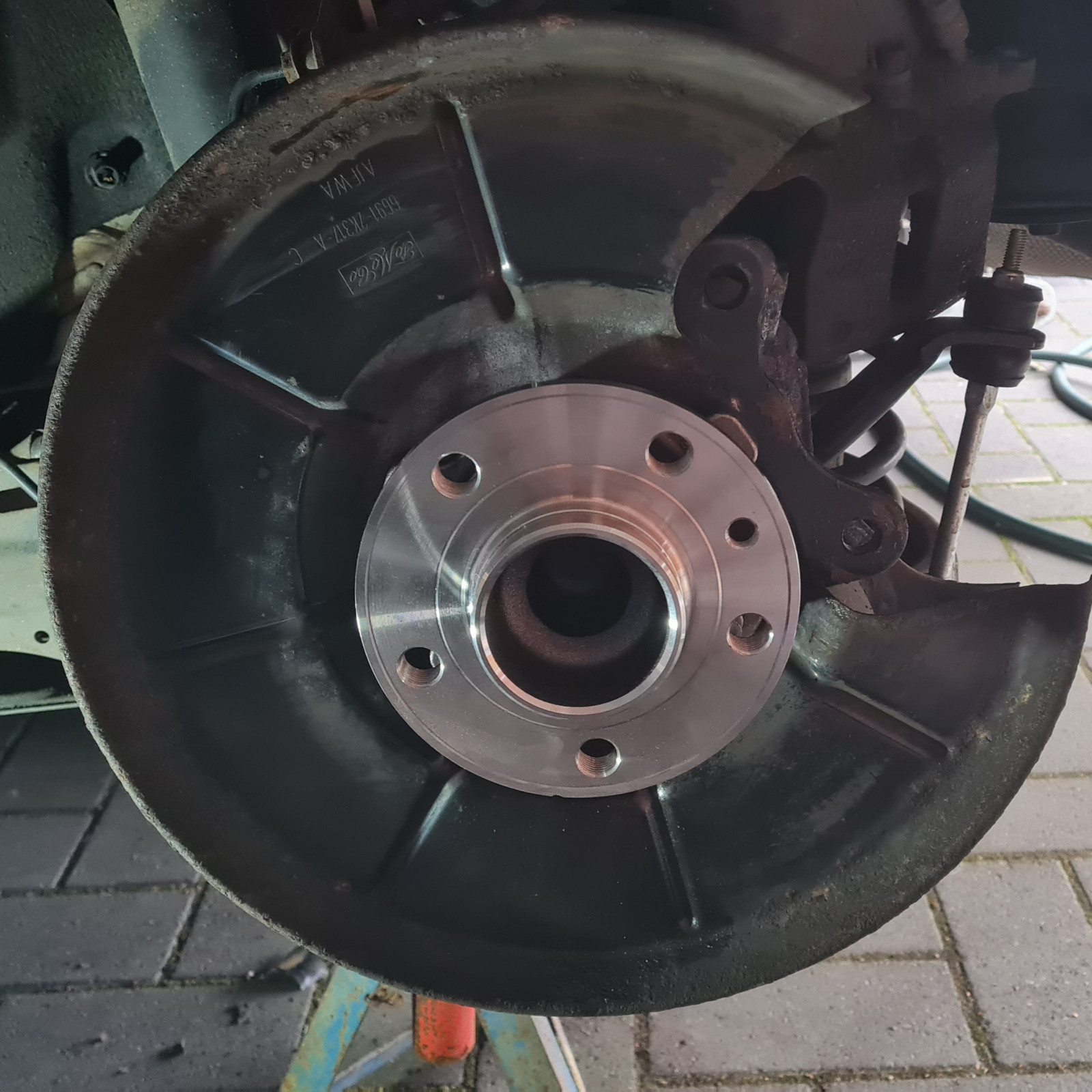 Radlager aufgesetzt und festgezogen