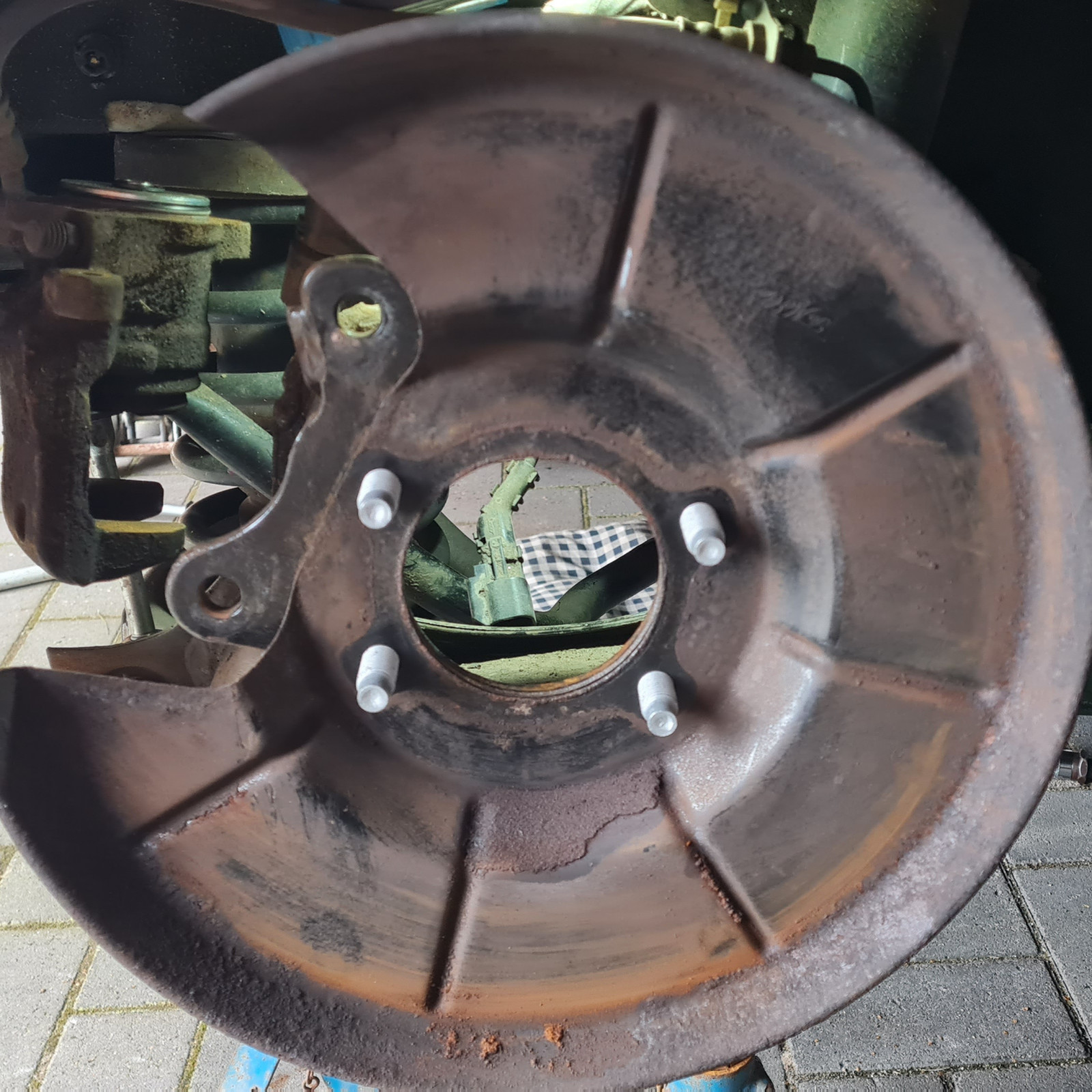 Spritzschutz und Schrauben eingesteckt