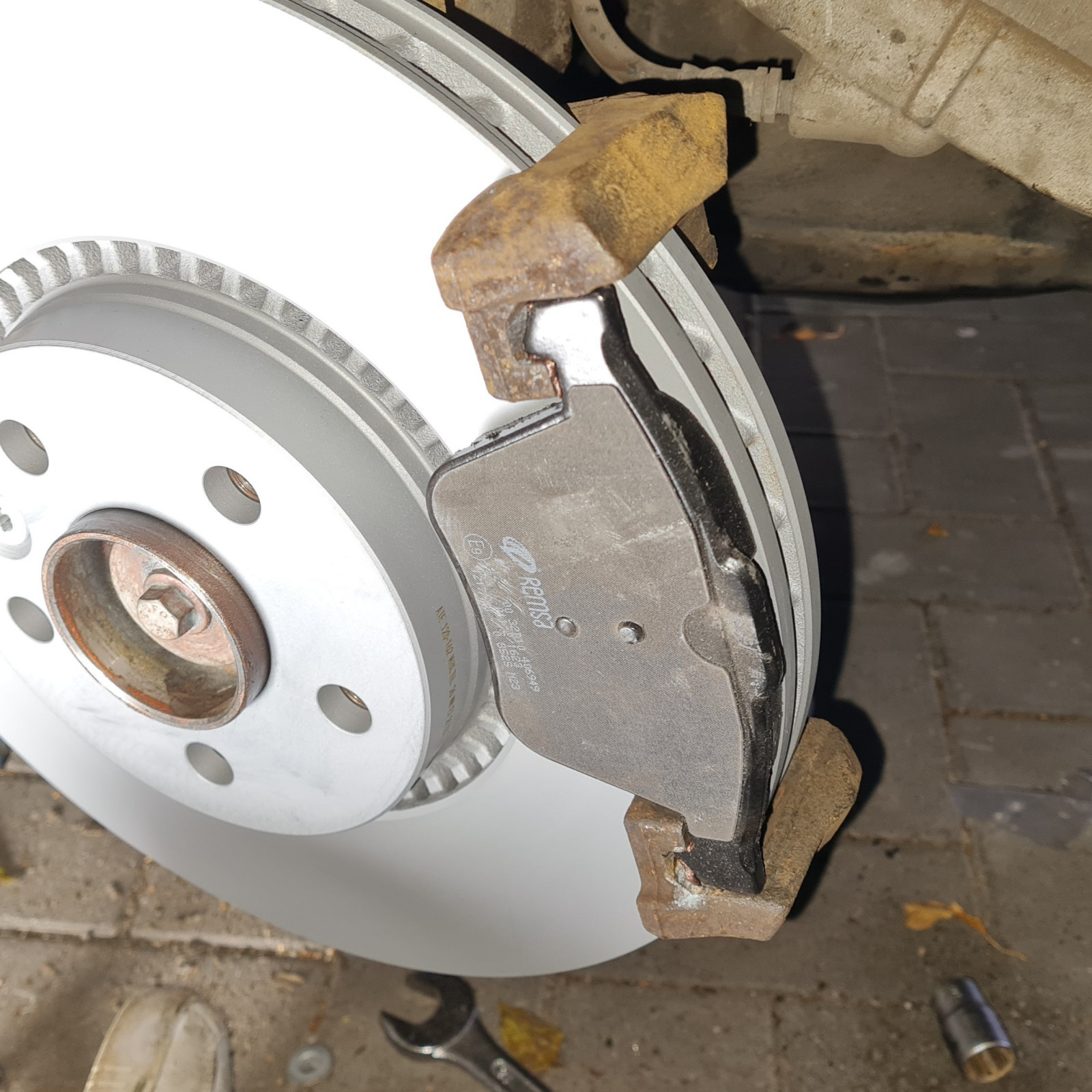 Bremssattelhalter inkl. Bremsbelag