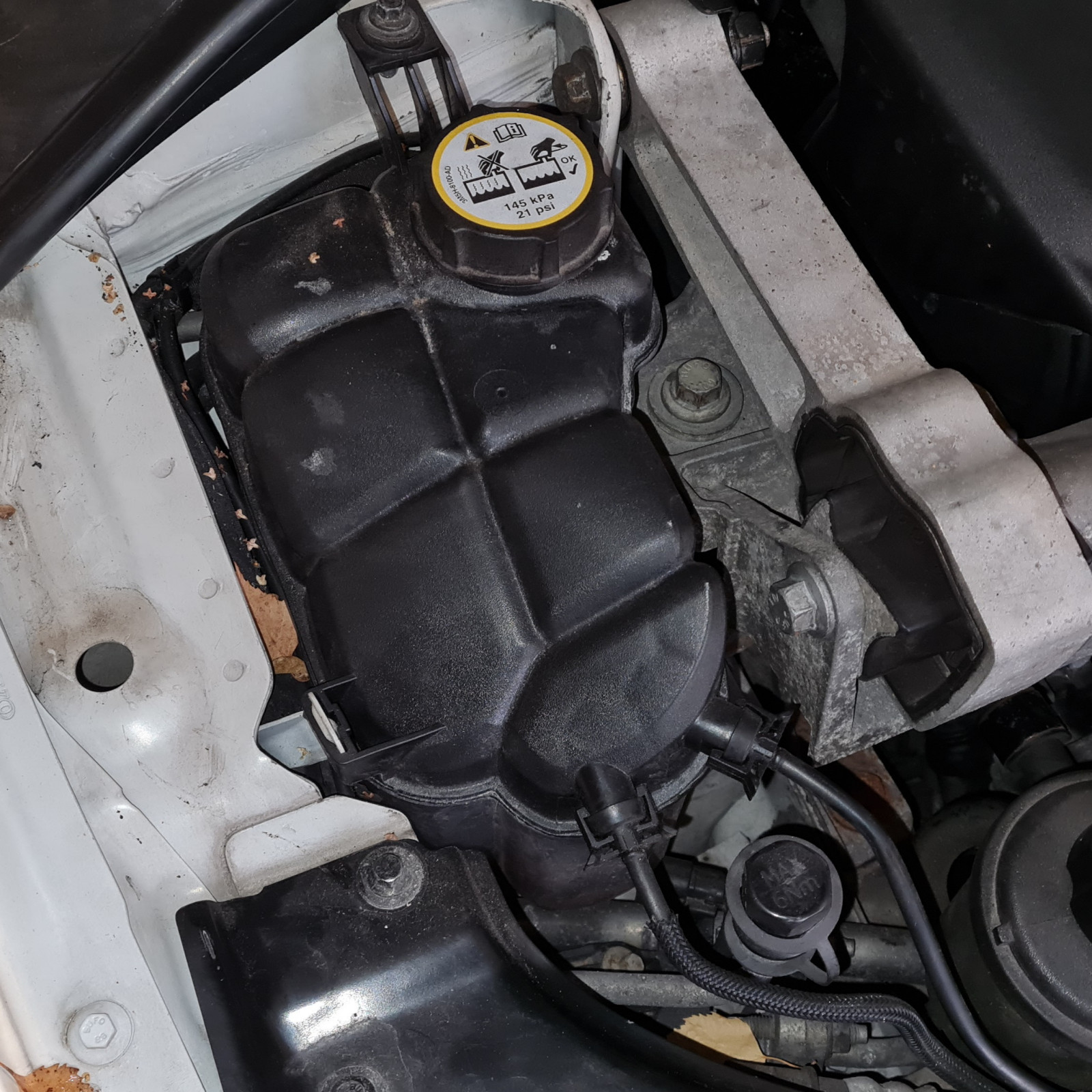 Ausgleichsbehälter muss gelöst werden