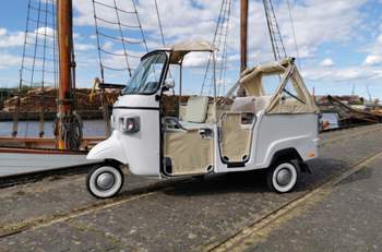 Hero-ape-calessino-von-piaggio-am-meer
