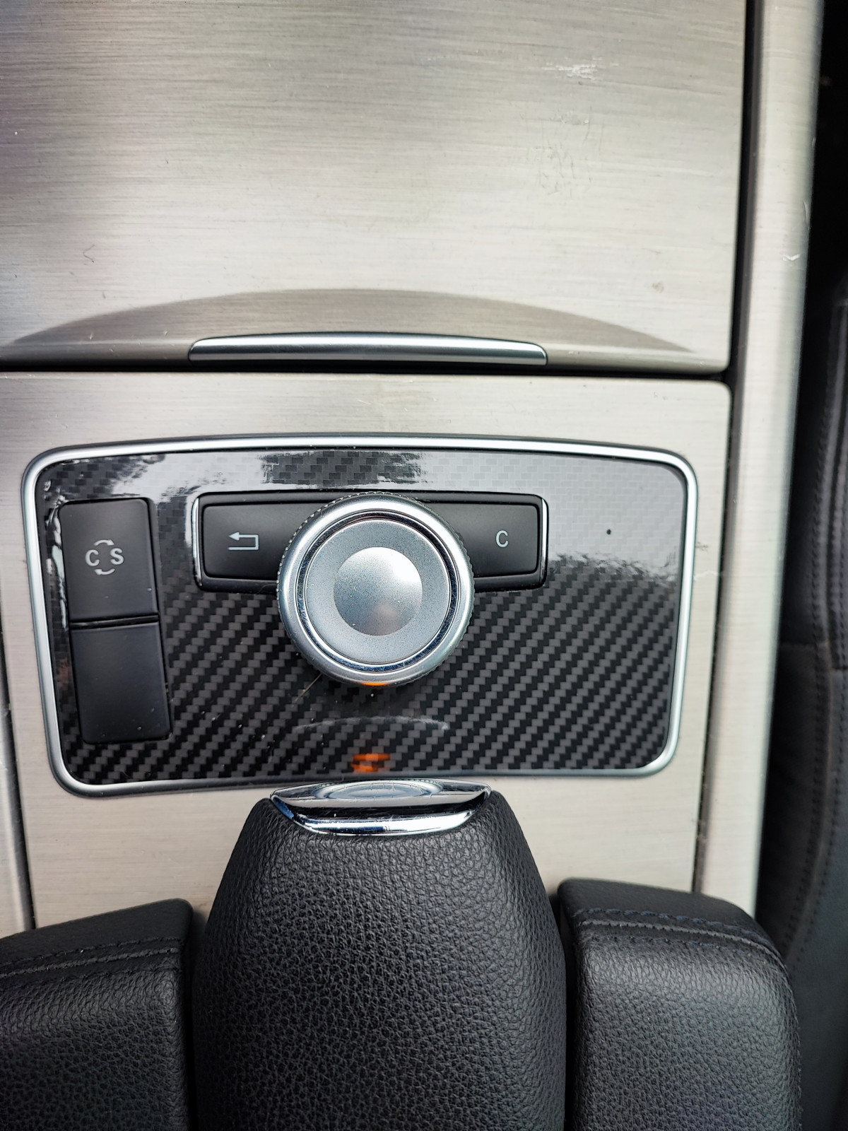C Knopf neben Drehregler in der Mittelkonsole