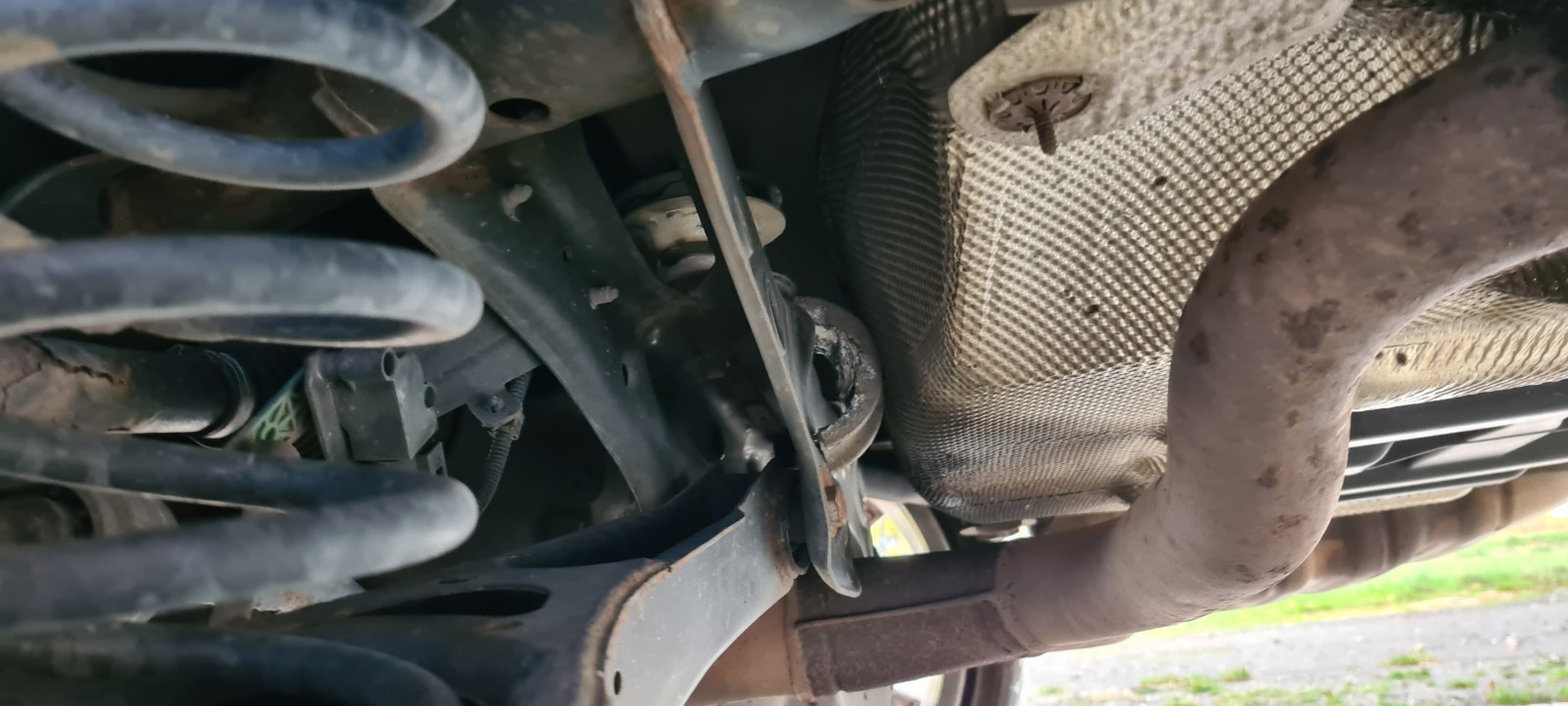 4moition 2 von 3 Halterungen von Hinteradachsdifferenzial gebrochen