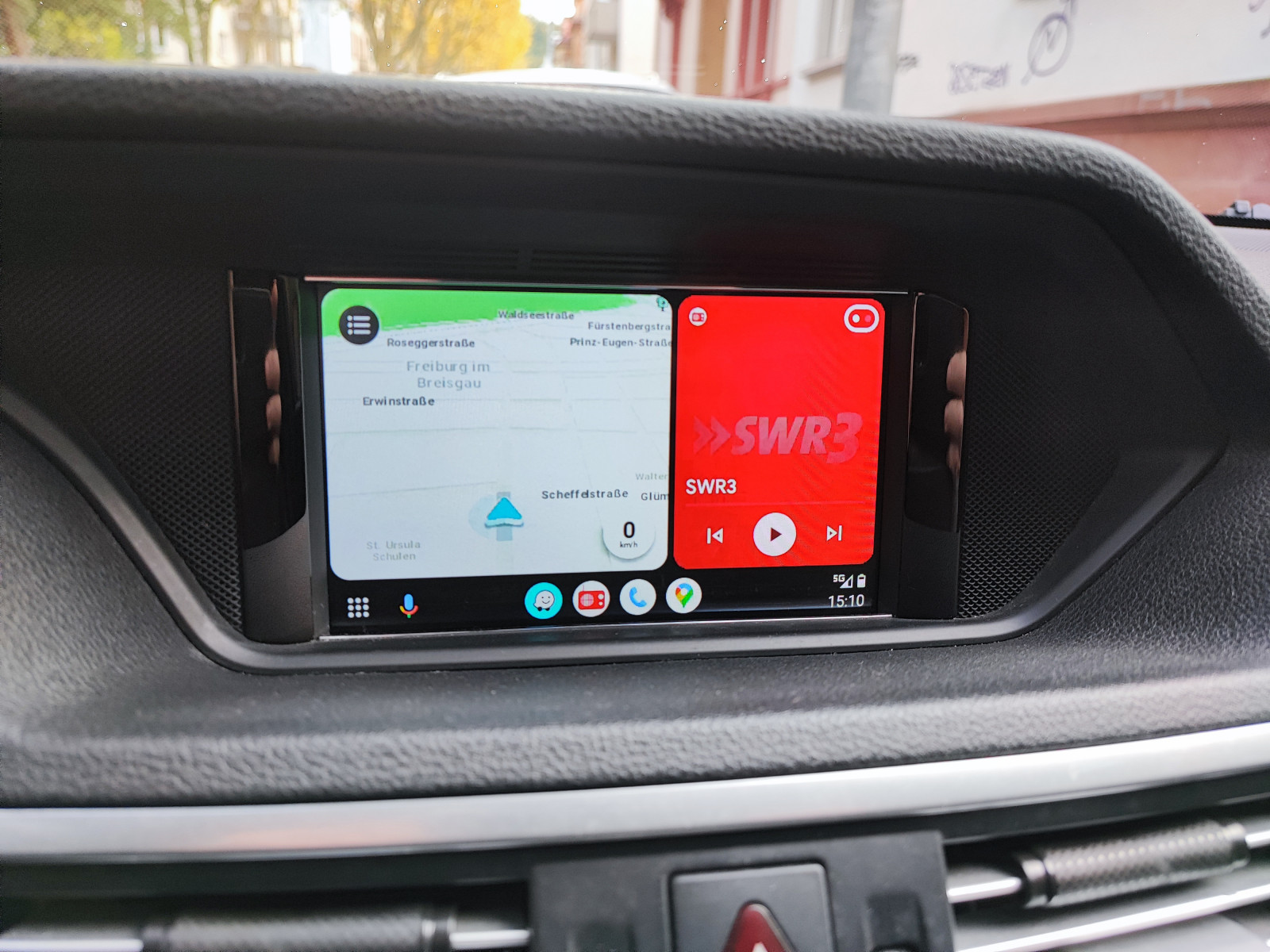 C Knopf neben Drehregler in der Mittelkonsole