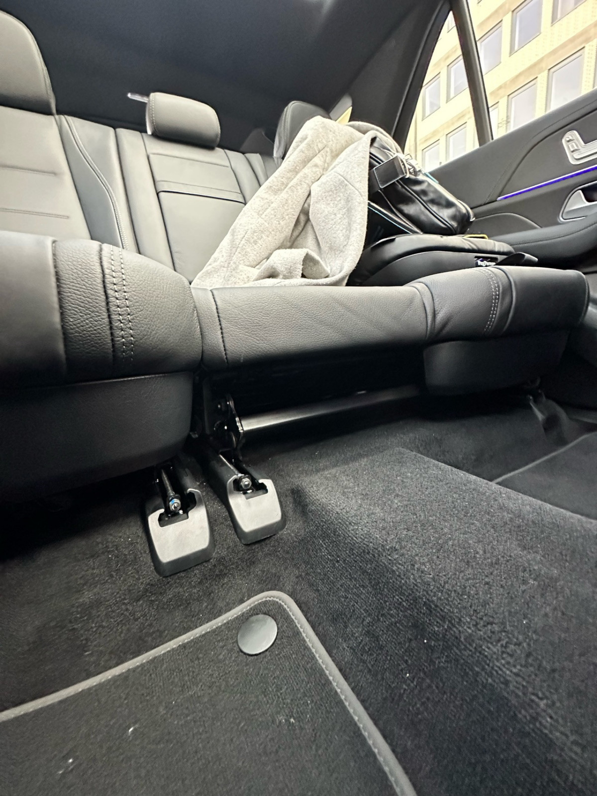 „Blende“ bei SO „567 Fondsitze elektrisch verstellbar“?