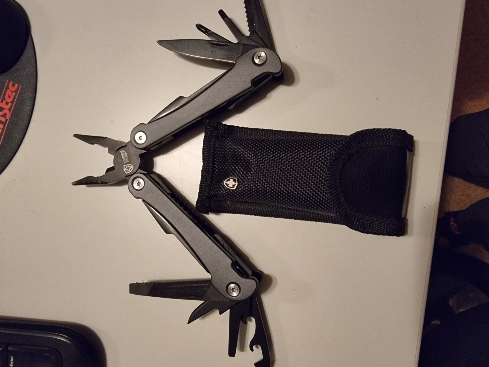 Zippos, Bikermesser, Lagerfeuer in Zeiten der E-Moppeds.