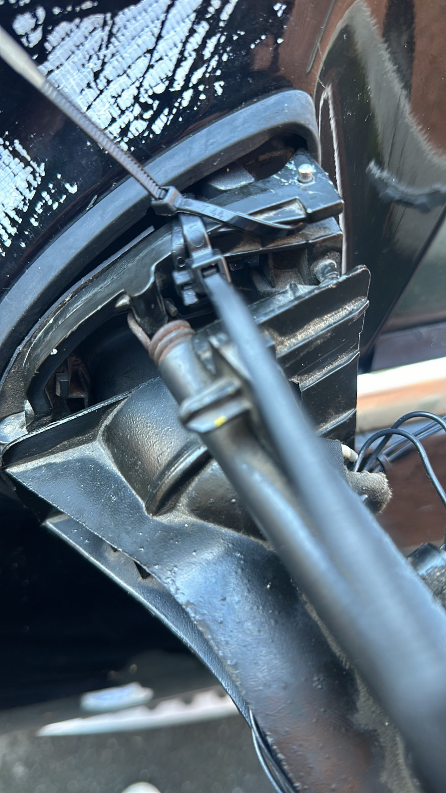 Klappbarer Außenspiegel locker nach Kabelbruch Reparatur